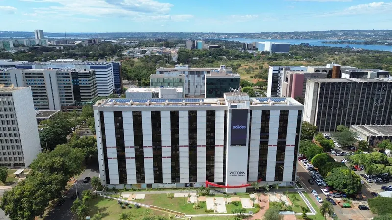 Vista aérea do Edifício Victoria Office Tower entre os prédios da Asa Sul, com o Lago Paranoá ao fundo